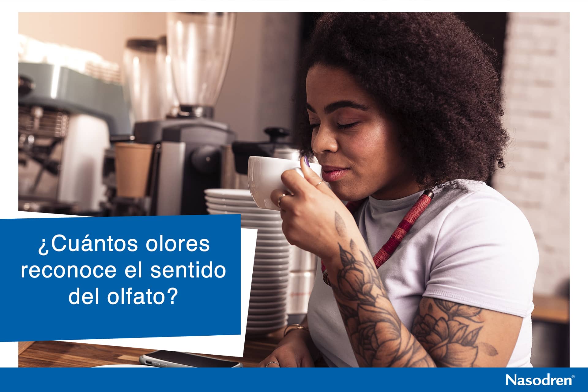 chica oliendo café